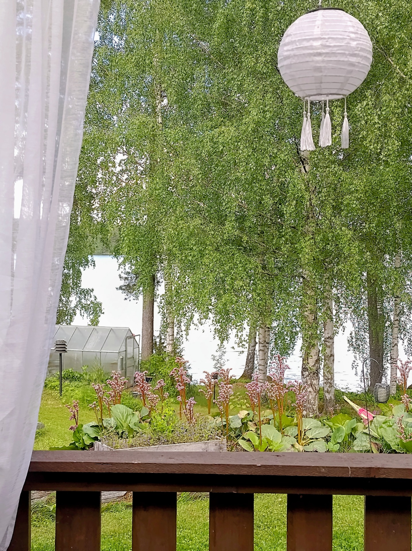 Hetki ajatuksille järven rannalla-